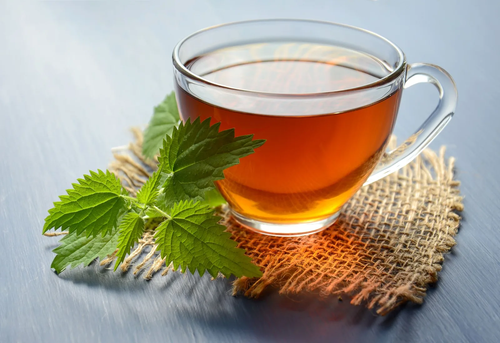 Bir bardak bitkisel detoks çayı