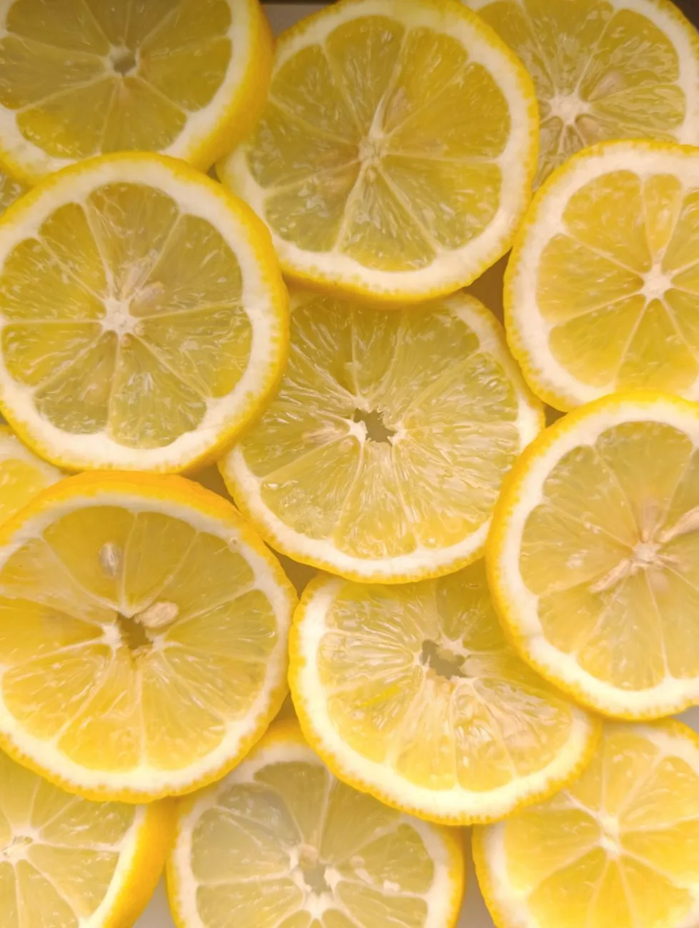 Dilimlenmiş taze limonlar